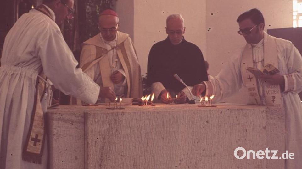 Bischof Rudolf Graber bei der Weihe des Altars. Bild: Georg Stauber †