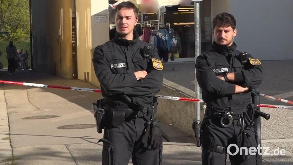 Nach der Gewalttat auf dem Pausenhof sperrte die Polizei die Schule ab. (Archivbild) Bild: Jason Tschepljakow/dpa