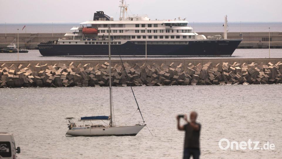 Die „Hondius“ liegt vor Teneriffa. Bild: Arturo Rodriguez/AP/dpa