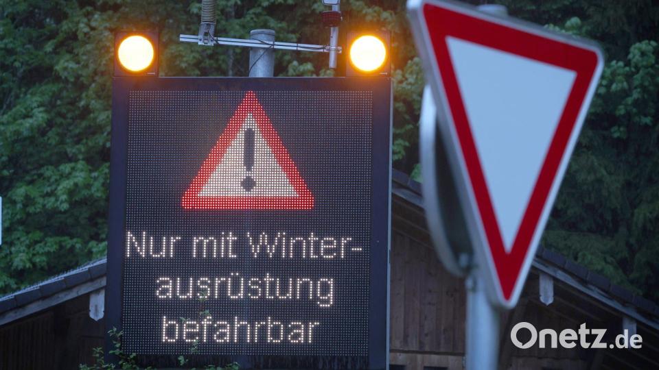 Der Riedbergpass im Oberallgäu war zunächst nur mit Winterausrüstung befahrbar. Bild: Karl-Josef Hildenbrand/dpa