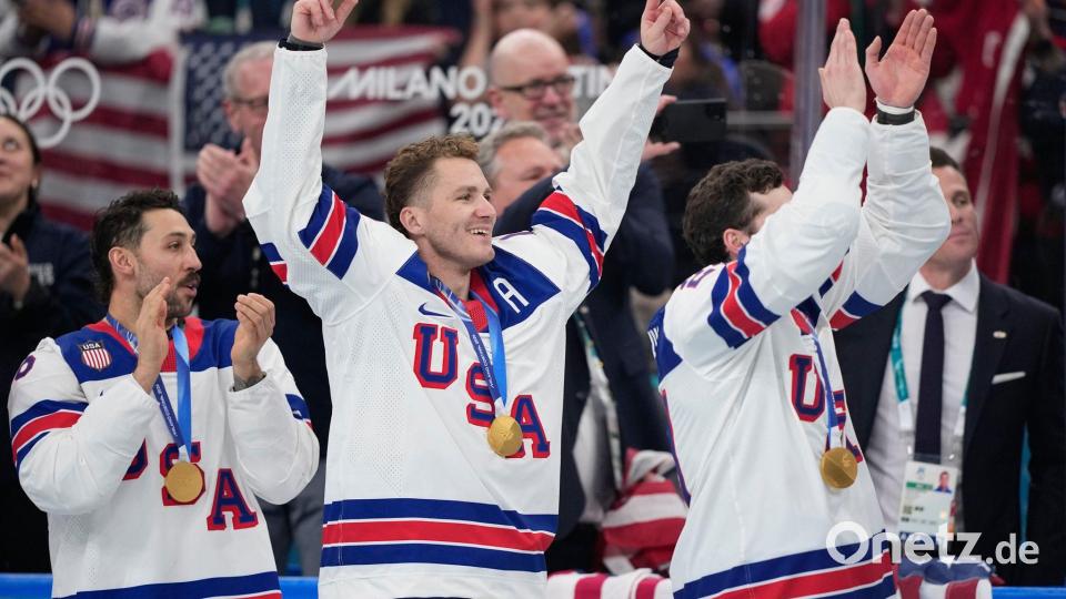 Stürmer Matthew Tkachuk (Mitte) ist der einzige Olympiasieger im US-Team. Bild: Petr David Josek/AP/dpa