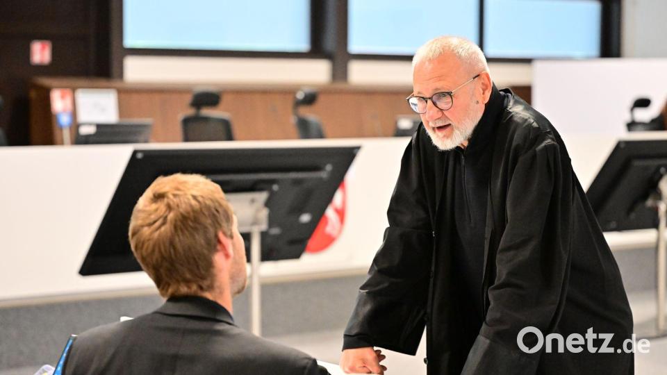 Steffen Hörning (r), Anwalt der Nebenklage, verweist in seinem Plädoyer auf das Leid der Opfer. Bild: Sina Schuldt/dpa