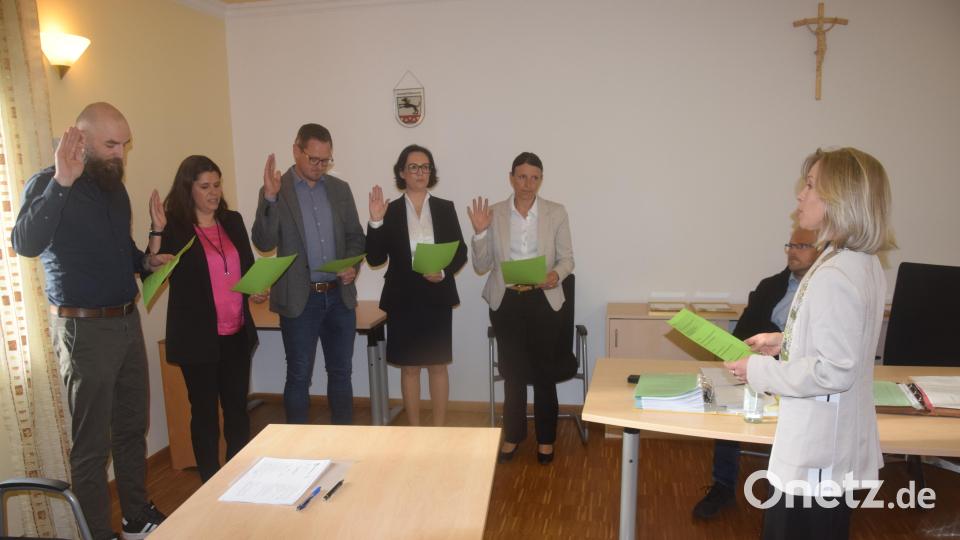 Die neue Bürgermeisterin Michaela Treml vereidigt Malaika Rossiwal, Miriam Hanebuth, Tobias Labbert, Stefanie Treml und Sebastian Arnold (von rechts) als neue Gemeinderäte. Bild: fz
