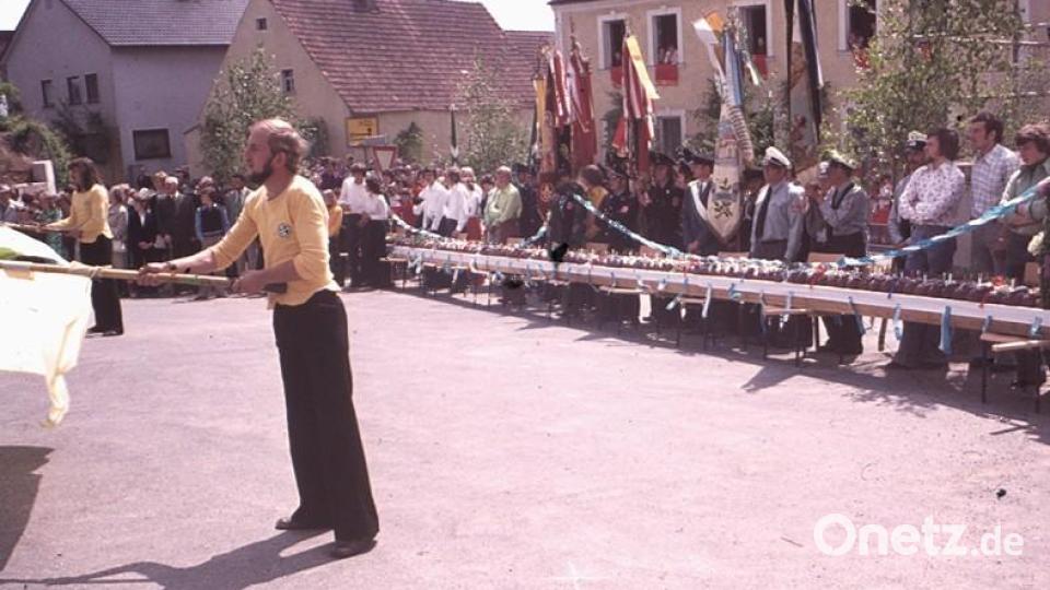 Mit einer Überraschung, nämlich einen 18,5 Meter langen Spitzwecken, wartete damals die Gebenbacher Landjugend auf, der von Pfarrer Robert Weiß zugunsten des Kirchenneubaus verkauft wurde. Bild: Georg Stauber †
