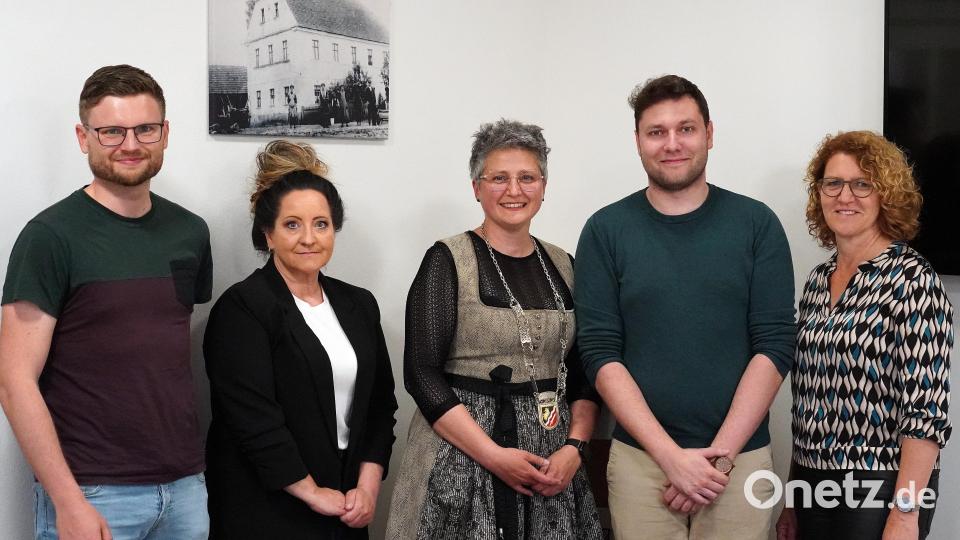 Die neuen Gemeinderatsmitglieder (von links): Bernd Prüschenk, Melanie Haslop sowie (von rechts) Christine Thumfart und Johannes Meyer. In der Mitte Anja Kirschsieper. Bild: jma