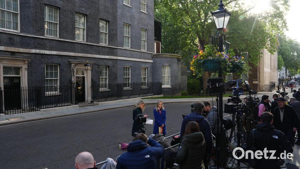 Zahlreiche Reporter versammelten sich vor der 10 Downing Street. Bild: Jonathan Brady/PA Wire/dpa