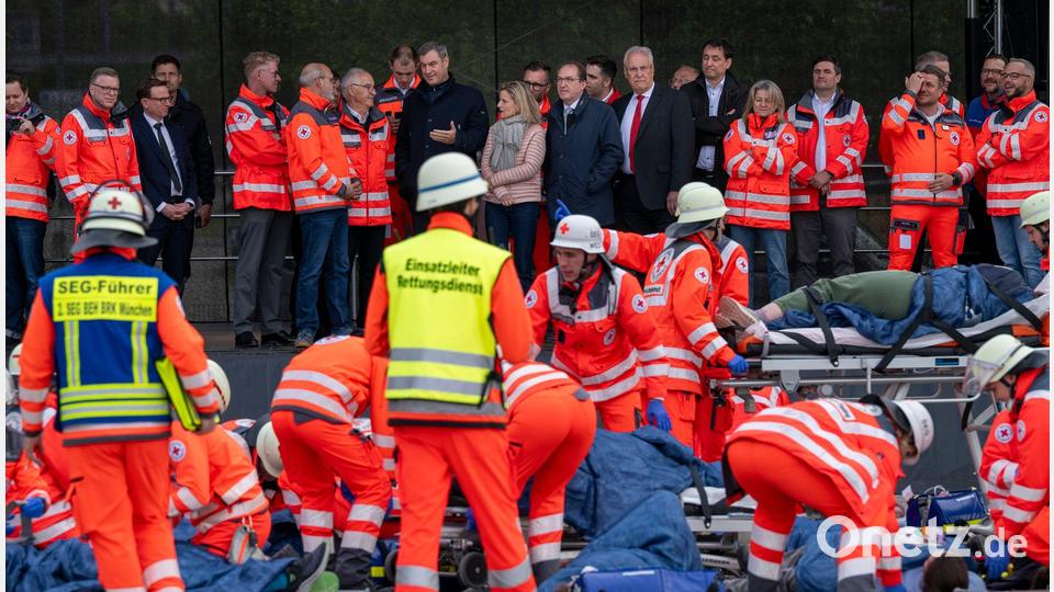 Üben für den Ernstfall: Das BRK stellt einen Massenanfall von Verletzten nach. Bild: Peter Kneffel/dpa