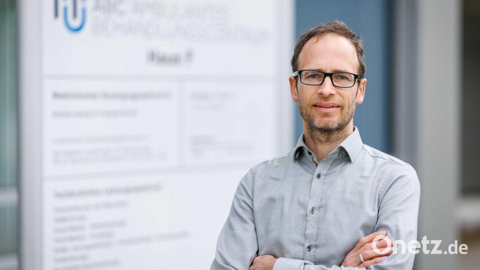 Der Psychologe Philipp Martzog betreut am Klinikum Nürnberg junge Menschen mit Mediensucht. Bild: Daniel Karmann/dpa