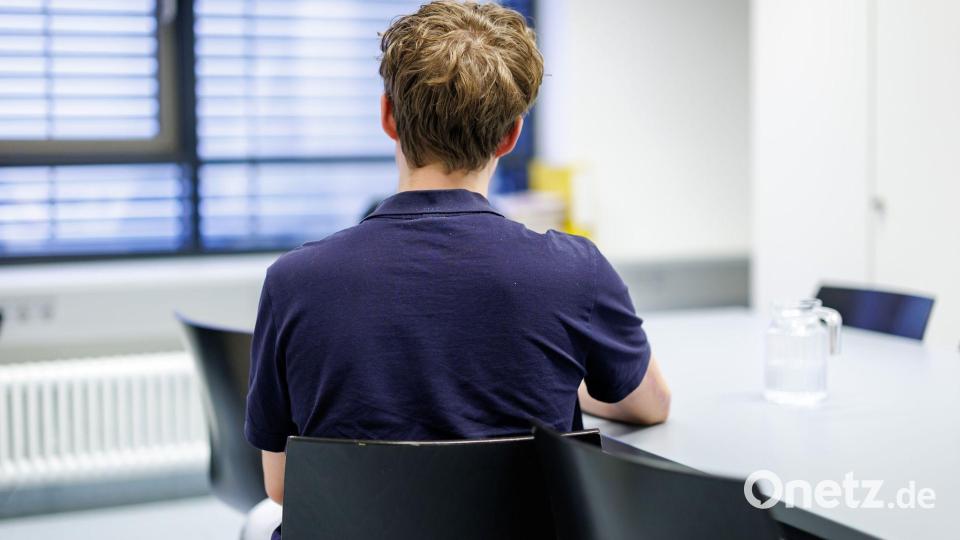 Von einer Altersbeschränkung für Social Media hält Jonas trotz seiner eigenen Erfahrungen nichts. Bild: Daniel Karmann/dpa