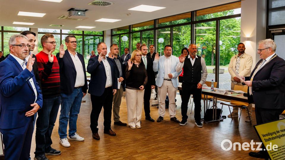 Oberbürgermeister Andreas Feller (rechts) vereidigt die neu gewählten Stadträte (von links) Thomas Steinbacher, Alexander Schuster (beide BLS), Tobias Mainka (Linke), Peter Hien (BLS), Stephan Mändl (CSU), Thomas Borcuch, Carmen Müller (beide AfD), Timo Wellnhofer (CSU), Florian Spiegler (FW) und Roland Kraus (AfD). Bild: Hösamer