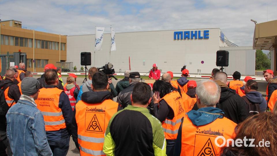 Die IG Metall hat aktuell zum 24-stündigen Warnstreik in Neustadt aufgerufen. (Handout) Bild: Andreas Schmal/IG Metall/dpa