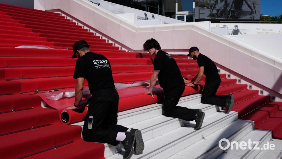 Cannes: Der rote Teppich kommt – Crew bereitet das Palais des Festivals für die Eröffnung der 79. Filmfestspiele vor Bild: John Locher/Invision/AP/dpa