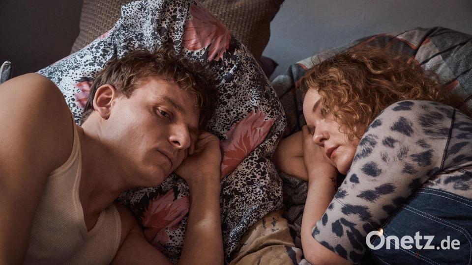 Eine Filmszene: Oliver Knöbel (Johannes Hegemann, l.) kann sich immer auf seine treue Freundin Marlene Stelling (Angelina Häntsch, r.) verlassen. Bild: Thomas Leidig/ZDF/dpa