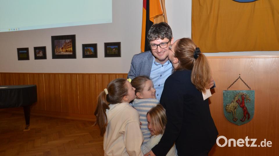 Uli Münchmeier hat die Bürgermeisterwahl in Vohenstrauß gewonnen und nimmt Glückwünsche seiner Frau Sonja entgegen sowie seine drei Töchter Elena, Isabella und Marlene in den Arm. Bild: dob
