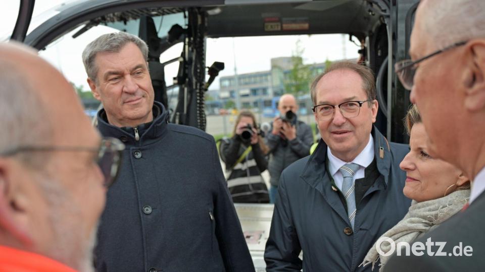Markus Söder und Alexander Dobrindt besuchen Rettungskräfte bei einer Übung für den Ernstfall. Bild: Malin Wunderlich/dpa