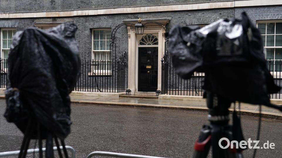 Vor der Downing Street wird auf eine Entscheidung gewartet. Bild: Alberto Pezzali/AP/dpa