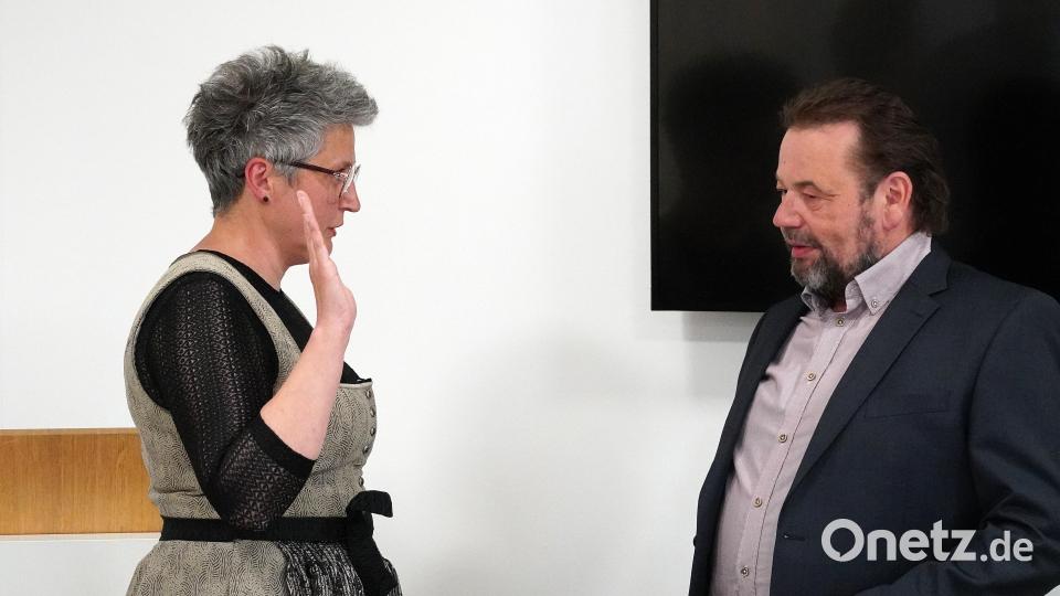 Die neue Bürgermeisterin von Schwarzenbach legt vor Markus Thumfart ihren Amtseid ab. Bild: jma