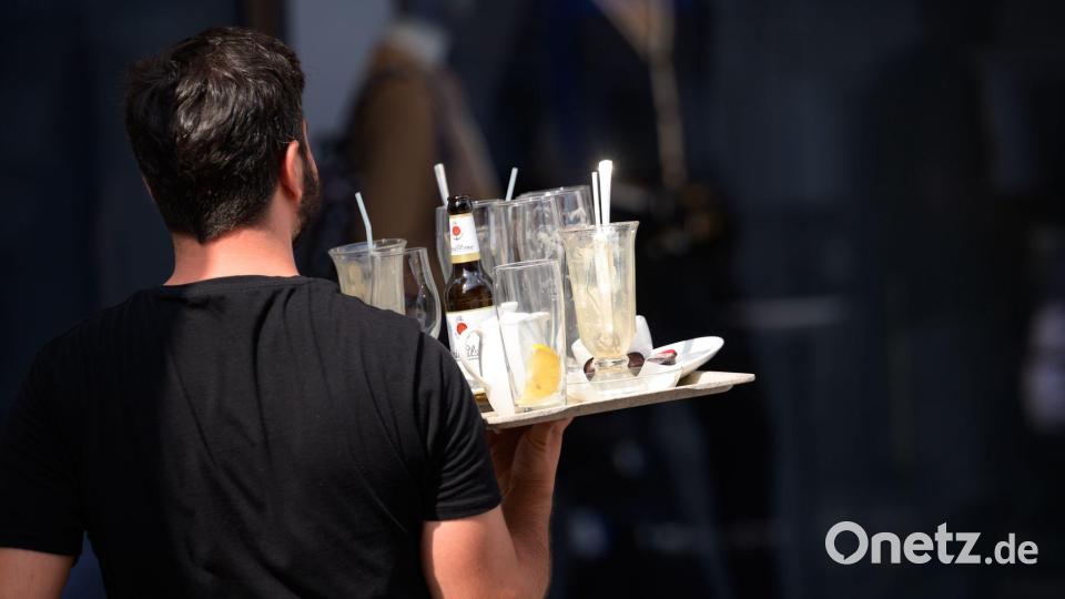 Kellner im Restaurant: Die Preise für Dienstleistungen ziehen an. Bild: Jonas Walzberg/dpa
