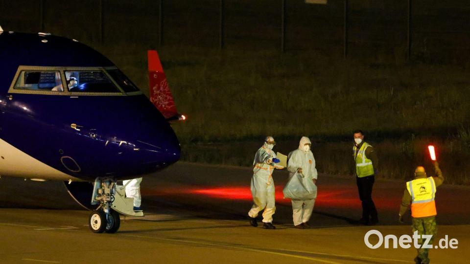 Besatzungsmitglieder der „Hondius“ erreichten am Abend mit zwei Flugzeugen den Flughafen in Eindhoven, unter ihnen auch ein deutsches Besatzungsmitglied. Bild: Christoph Reichwein/dpa