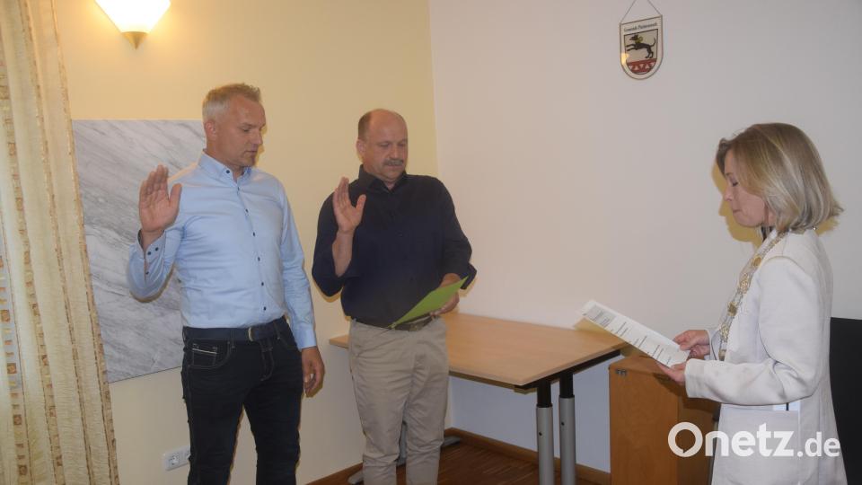 Simon Schönberger als Zweiter und Thomas Mathes als Dritter Bürgermeister werden von Bürgermeisterin Michaela Treml vereidigt. Bild: fz