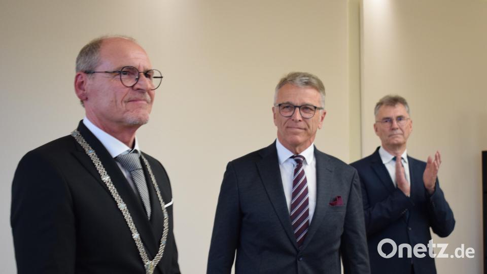 Lang anhaltender Applaus gab es für den frisch vereidigten neuen Bürgermeister der Kreisstadt, Hans-Peter Schärl (links). Die Vereidigung übernahm Franz Häring (rechts), die Amtskette übergab Vorgänger Franz Stahl (Mitte). Bild: szl