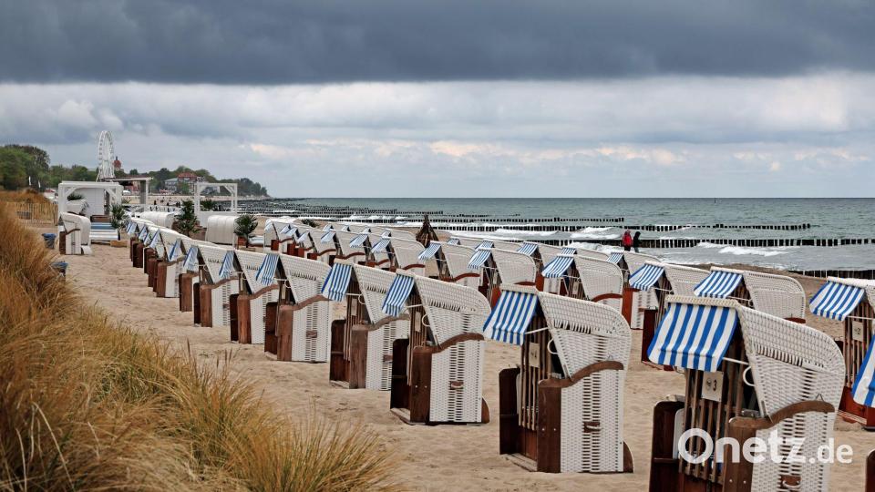 Ostsee: Strandkörbe in Wartestellung – graue Wolken ziehen auf, kaum Menschen am Wasser Bild: Bernd Wüstneck/dpa