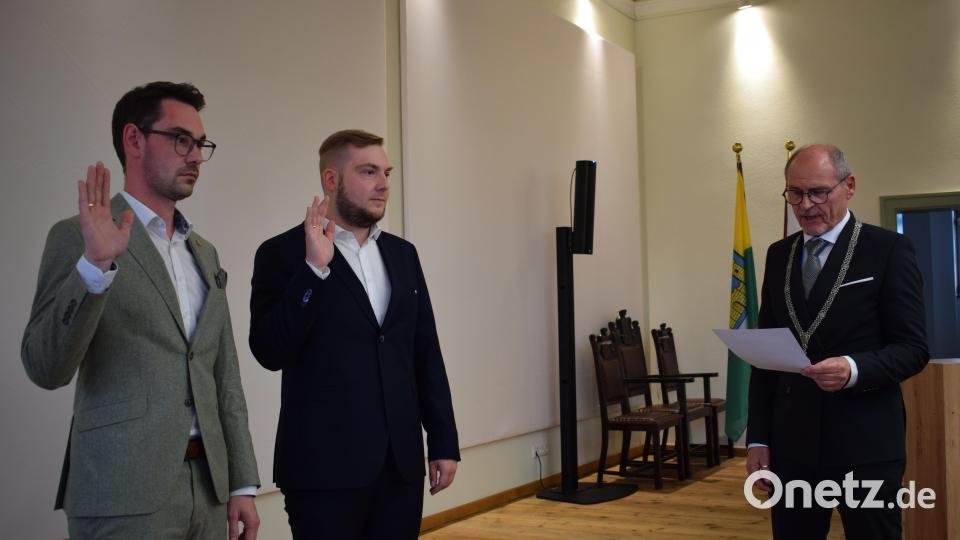 Zwei junge Stellvertreter: Hans-Peter Schärl (rechts) vereidigt Zweiten Bürgermeister Sebastian Rosnitschek (CSU) und Dritten Bürgermeister Jonas Prauschke (SPD) (von links). Bild: szl