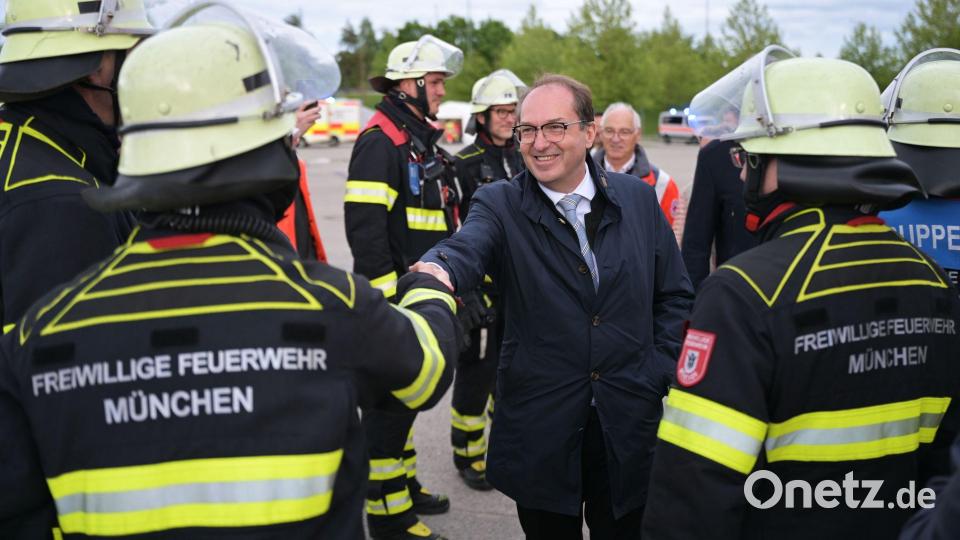 Sie bekommen für die Übung frei: Rettungskräfte der Freiwilligen Feuerwehr werden von Innenminister Dobrindt begrüßt. Bild: Malin Wunderlich/dpa