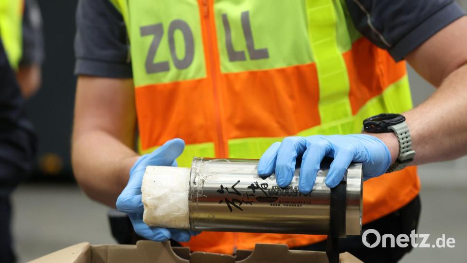 Zollbeamte finden bei einer Durchsuchung 500 Gramm Kokain, das in einer Thermoskanne versteckt ist. Bild: Jan Woitas/dpa