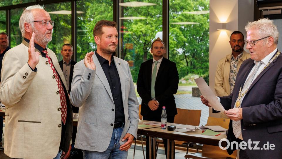 Oberbürgermeister Andreas Feller (BLS, rechts) vereidigt Dritten Bürgermeister Peter von der Sitt (UW, links) und Zweiten Bürgermeister Matthias Kuhn (SPD, Zweiter von links). Bild: Hösamer