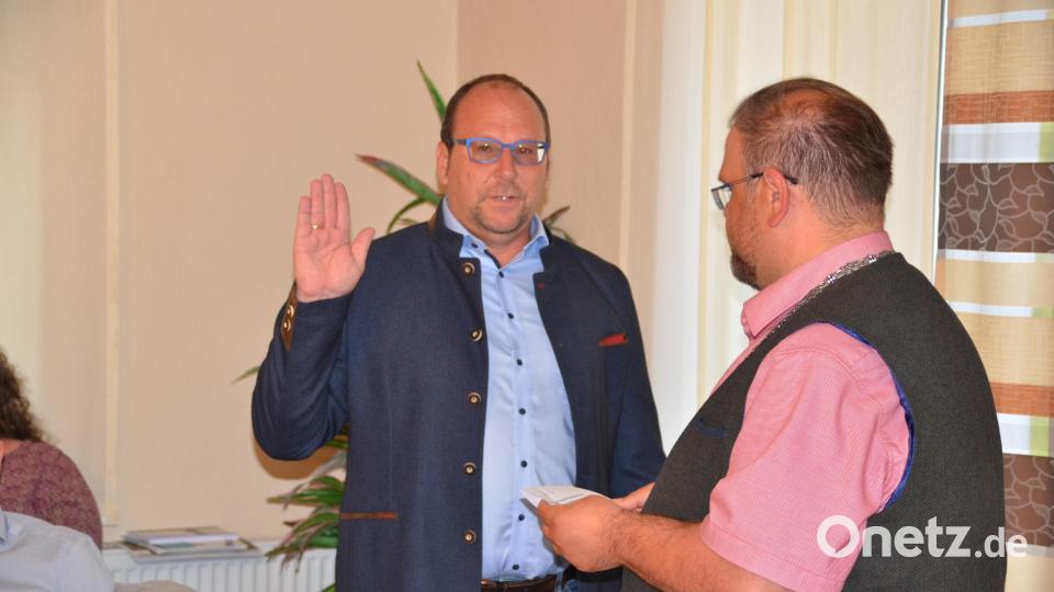 Vereidigung des neuen 2. Bürgermeisters Andreas Wöhrl durch Bürgermeister Hans Walter. Bild: ak