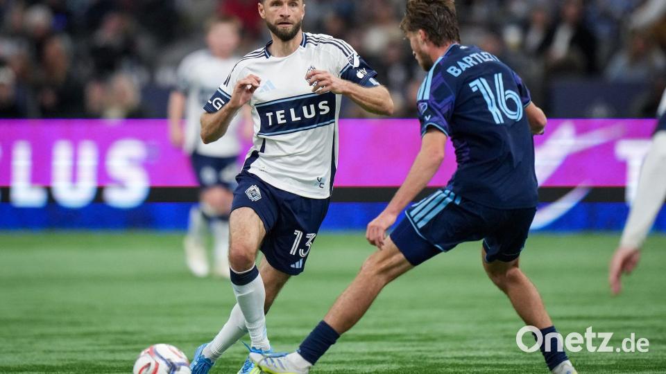 Thomas Müller (l) gehört zu den Spielern mit den höchsten Jahresgehältern in der MLS. (Archivbild) Bild: DARRYL DYCK/The Canadian Press/AP/dpa