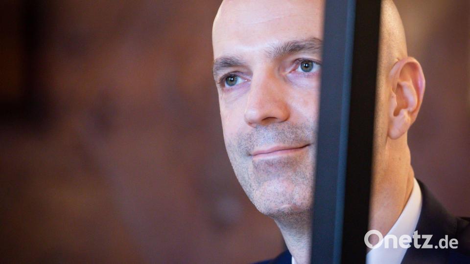 Nach Angaben des Virologen Schmidt-Chanasit scheint enger und längerer Kontakt zu Erkrankten entscheidend für eine Übertragung von Mensch-zu-Mensch zu sein (Archivbild). Bild: Christian Charisius/dpa