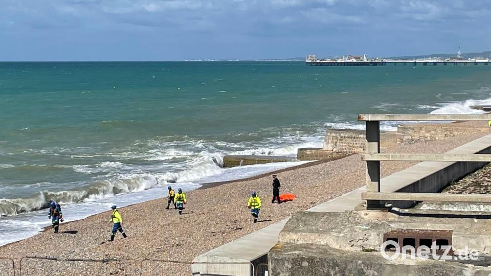 Zahlreiche Einsatzkräfte sind am Strand in Brighton eingetroffen. Bild: Anahita Hossein-Pour/PA Wire/dpa
