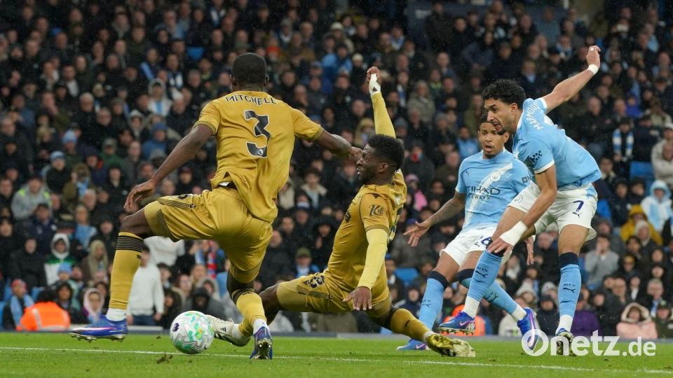 Omar Marmoush (r) von Manchester City erzielt das 2:0. Bild: Ian Hodgson/AP/dpa
