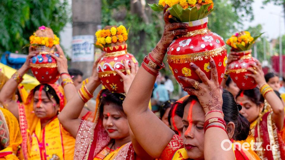 Hinduistische Gläubige tragen während einer Prozession für den Weltfrieden im indischen Bundesstaat Uttar Pradesh Wasser aus dem heiligen Fluss Ganges. Bild: Rajesh Kumar Singh/AP