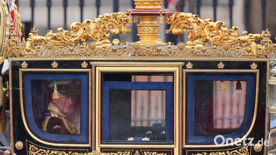 Der Monarch war gemeinsam mit Königin Camilla mit viel Pomp per Kutsche in einer Prozession vom Buckingham-Palast angereist. Bild: Kin Cheung/AP/dpa