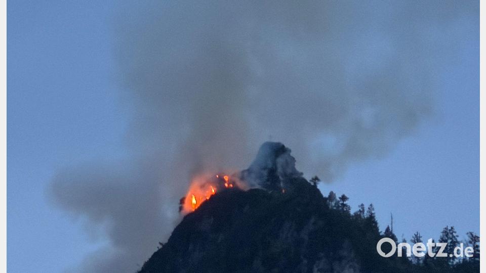 Ein Waldbrand am Saurüsselkopf beschäftigt seit Anfang Mai die Einsatzkräfte. (Archivbild) Bild: Matthias Brüning/dpa