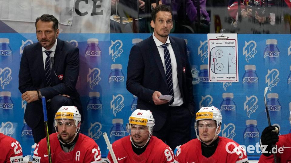 Ende kurz vor der Heim-WM: Wegen eines gefälschten Impf-Zertifikats musste Patrick Fischer (r) als Schweizer Nationaltrainer gehen. (Archivbild) Bild: Darko Vojinovic/AP/dpa