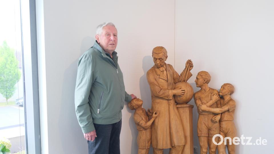 Walter Artmann stand als Kind für Johannes Ernst Born Modell, als der Bildhauer diese Skulpturengruppe gestaltete. Bild: Barbara Habel