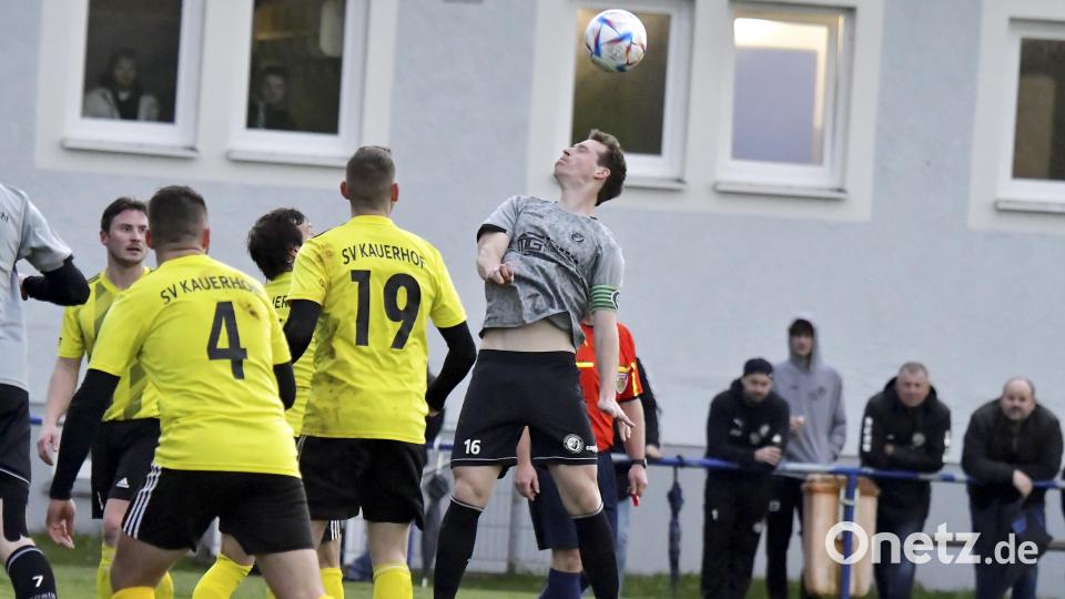 Lukas Libotovsky (Mitte, in Grau) hängt seine Fußballschuhe an den Nagel. Bild: Hubert Ziegler