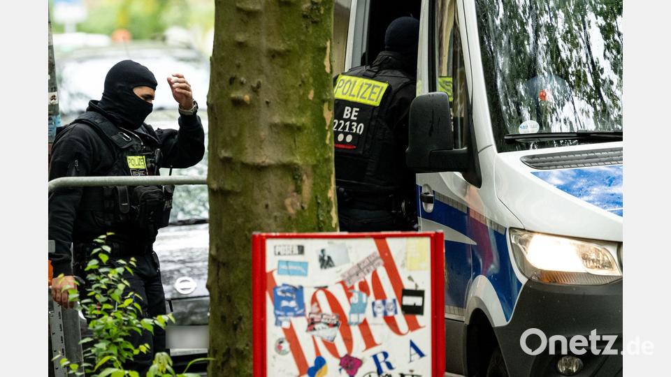 Die Polizei in Berlin geht mit einer Razzia gegen illegalen Waffenbesitz und Bandenkriminalität vor. Bild: Fabian Sommer/dpa