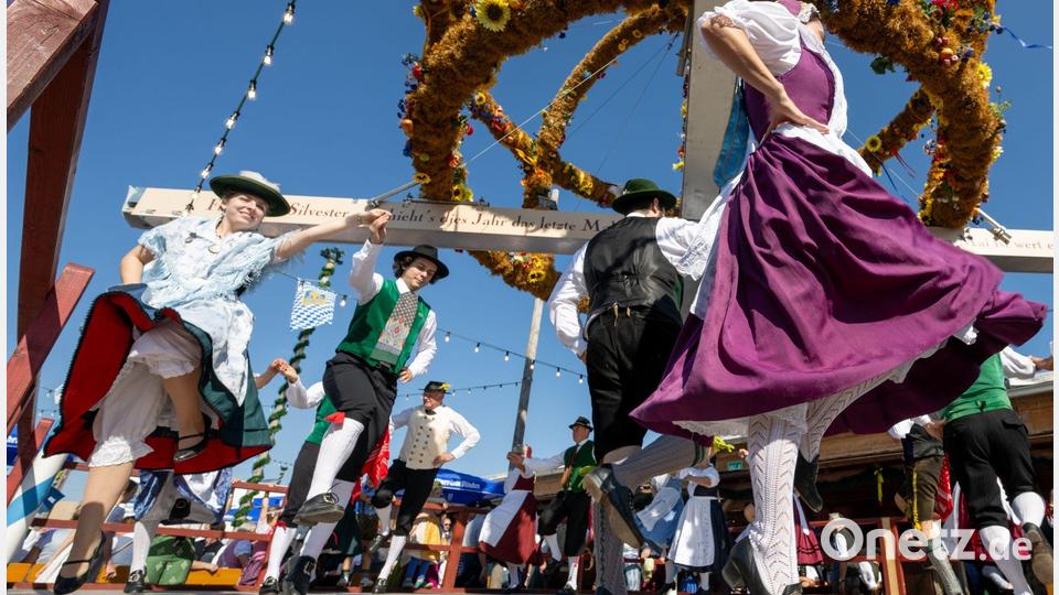 Die Zeltvergabe auf der traditionelleren „Oidn Wiesn“ ist jetzt ein Fall für das Gericht. (Archivbild) Bild: Stefan Puchner/dpa