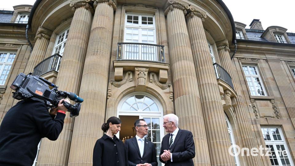 Der alte und der neue Hausherr: Winfried Kretschmann, Cem Özdemir und Özdemirs Ehefrau Flavia Zaka stehen vor der Villa Reitzenstein. Bild: Bernd Weißbrod/dpa POOL/dpa