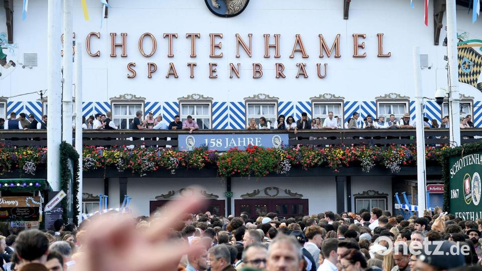 Mit dem Anstich des ersten Bierfasses im Schottenhamel-Zelt wird traditionell das Oktoberfest eröffnet. (Archivbild) Bild: Felix Hörhager/dpa