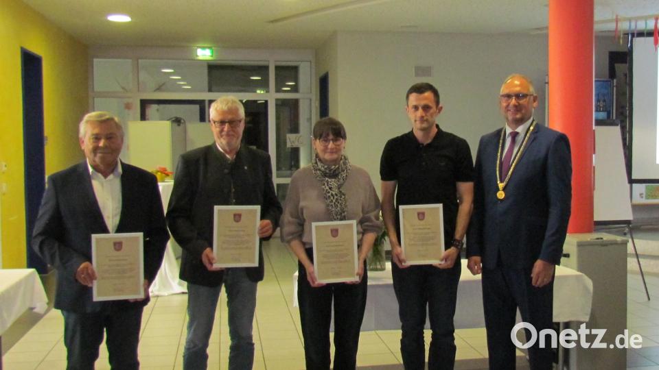Herbert Steiner (von links), Johann Gurdan, Andrea Bertelshofer und Philipp Fuhrmann wurden von Bürgermeister Richard Kammerer (rechts) aus dem Markgemeinderat verabschiedet. Bild: sei