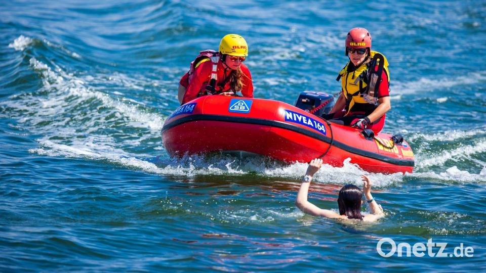Die DLRG-Rettungsschwimmer retten im vergangenen Jahr wieder vielen Menschen das Leben. (Archivbild) Bild: Jens Büttner/dpa-Zentralbild/ZB