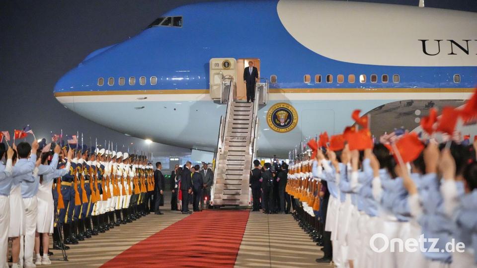 Peking: Große Bühne am Airport – Trump landet in China mit der Air Force One Bild: Mark Schiefelbein/AP/dpa