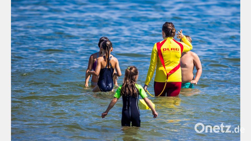 Laut DLRG wollen sich viele Kinder nach dem Schwimmenlernen auch mit Rettungsschwimmen beschäftigen. (Archivbild) Bild: Jens Büttner/dpa-Zentralbild/dpa