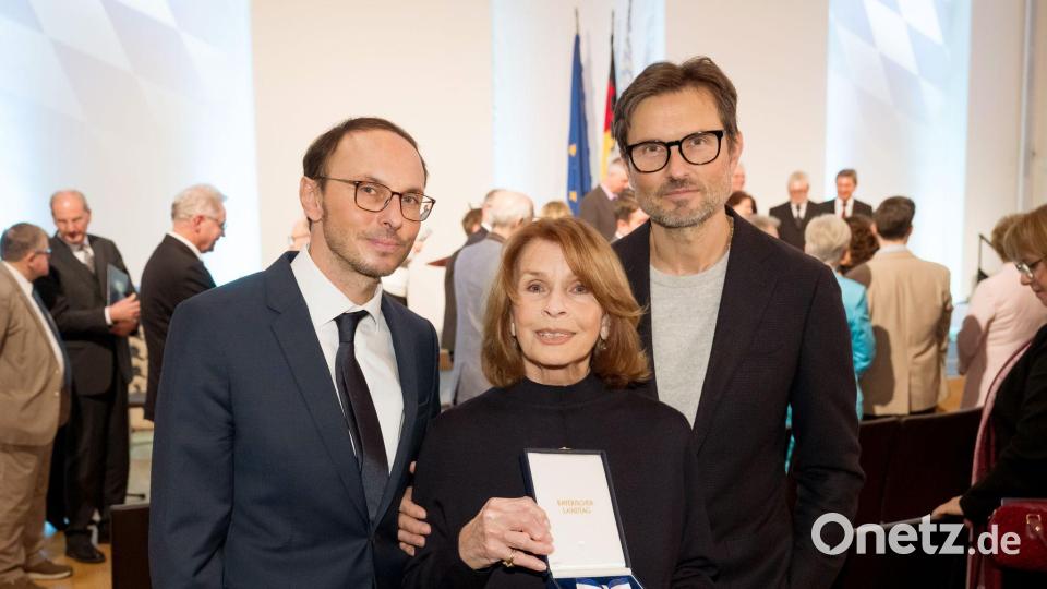 Familie ist der Schauspielerin sehr wichtig, vor allem ihre beiden Söhne Luca Verhoeven (l) und Simon Verhoeven. (Archivbild) Bild: Tobias Hase/dpa
